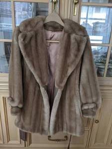 lot 157 image: Beautiful Vintage Faux Fur Jacket size 6