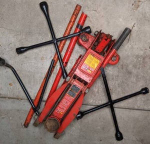 lot 86 image: MVP Superlift 4000 Lbs Hydraulic Floor Jack & Acessories