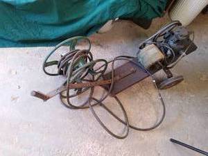 lot 18 image: Metal Hose Reel & Vintage Air Compr...