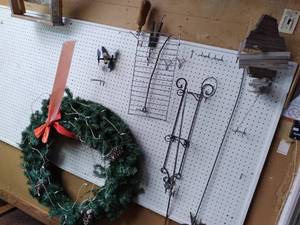 lot 46 image: Large Outdoor Wreath & Other Dcor...