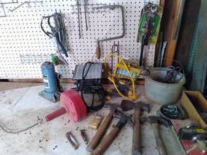 lot 69 image: (2) Work Lights, Hydraulic Jack, Sn...