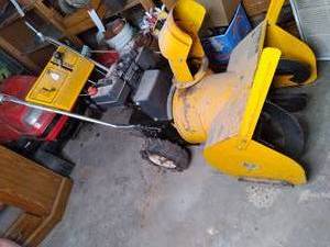 lot 3 image: Tecumseh 524 Snow blower...