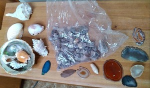 lot 109 image: Bag of Amethyst Raw Stones, Cut Pol...