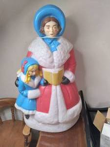 lot 165 image: Holiday Caroler Blow Mold