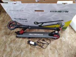 lot 8 image: Mega Wheels E-Scooter SI Excellent Condition Used Once