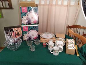 lot 206 image: (2) 12 pc. Setting Holiday Ribbon S...