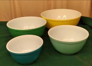 lot 209 image: (4) Vintage Pyrex...