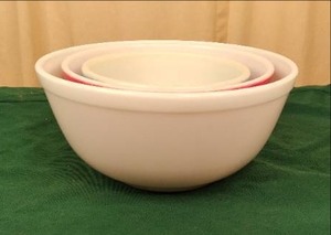 lot 211 image: (3) Vintage Pyrex...