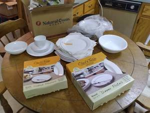 lot 215 image: Oneida Chefs Table Dishware New In...