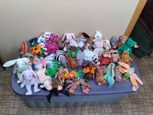 lot 258 image: Box of Beanie Babies...