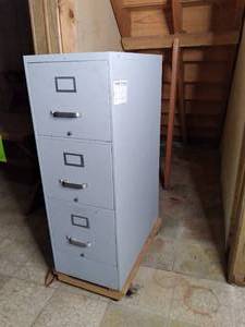 lot 282 image: (3) Drawer Metal Filing Cabinet