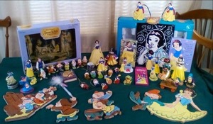 lot 195 image: Snow White Collector Lot, String Li...
