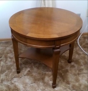lot 197 image: Vintage Round Side Table 25 X 21.5...