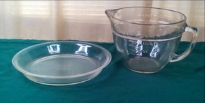 lot 200 image: Vintage Pyrex Mixing Bowl and Pyrex...