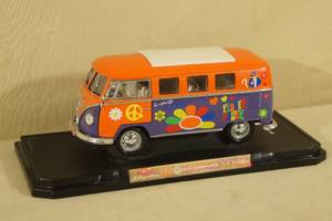Road Signature 124 Scale Die Cast Volkswagen Microbus