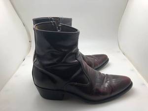 lot 13 image: Burgundy Mid- Cowboy Boots (Mens Size 11)