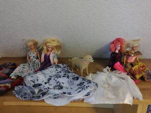 Lot of barbie dolls and clothes