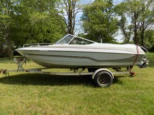 lot 3 image: 1985 Glastron Boat & Trailer Package