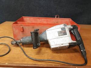 lot 104 image: Bosch Demolition Hammer - Model 11305 - Tested and Powers on
