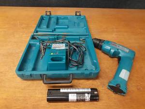 lot 125 image: Makita Cordless Drill Kit w Charger and 2 Batteries - Tested and Works
