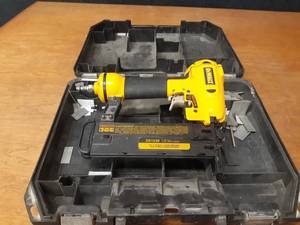 lot 128 image: DeWalt Pneumatic Brad Nailer - Works per consignor
