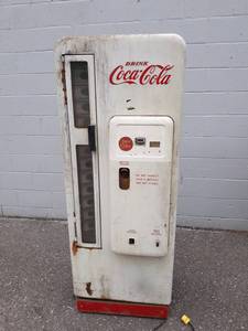 lot 9 image: Vintage Coca-Cola Bottle Vending Machine Model CS-96A