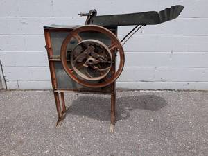 lot 131 image: Antique New-Idea Corn Sheller