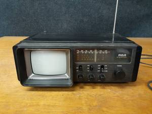 lot 141 image: Vintage RCA Portable TVRadio - Radio Works, Couldnt get the TV to Come On