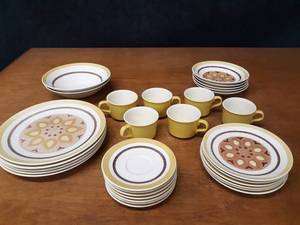 lot 146 image: Taylor Ironstone Yellow Star Pattern Dish Set