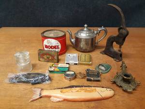 lot 152 image: Lot of Assorted Vintage Items and More