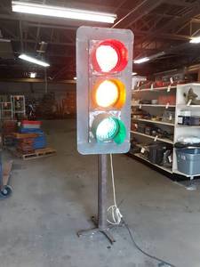 lot 4 image: Traffic Signal Mounted on Pole - WORKS - About 90 Tall - 110V