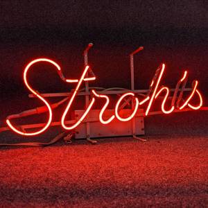 lot 13 image: Strohs Neon Sign
