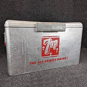 lot 32 image: Vintage 7-Up Metal Cooler