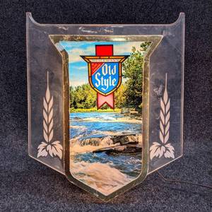 lot 54 image: Old Style Beer Lighted Sign