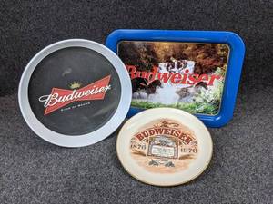 lot 93 image: Lot of Budweiser Memorabilia - Centennial Collectors Plate, Plastic Beer Tray, and Rectangular Clydesdale Tray