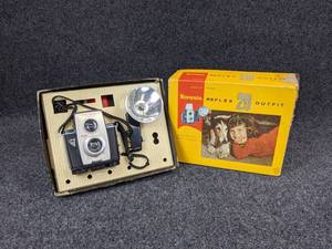 lot 251 image: Vintage Camera - Kodak Brownie Reflex 20 Outfit