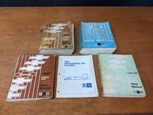 lot 250 image: Lot of (5) 1985 Chevrolet Car  Truck Service Manuals