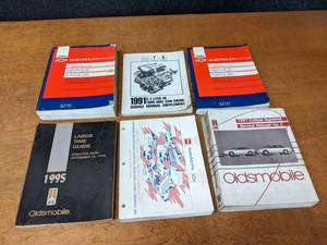 lot 275 image: Lot of (6) 1992 Chevrolet & 1991 Oldsmobile Service Manuals