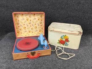 lot 294 image: Vintage Cowboy Turntable and Tin Box