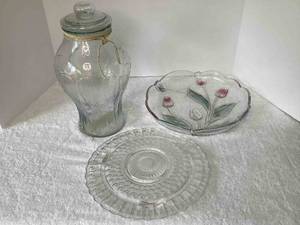 lot 15 image: 3 Pieces of Glassware