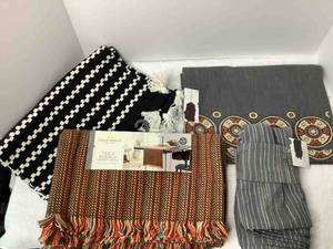 lot 25 image: Assortment of Placemats and Napkins