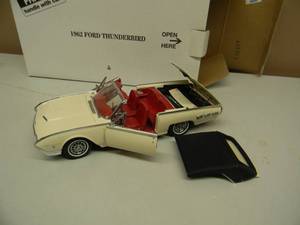lot 19 image: THE DANBURY MINT 124 SCALE 1962 FORD THUNDERBIRD - IN BOX - GREAT PIECE - SEE PICTURES