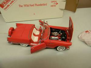 lot 21 image: THE DANBURY MINT 124 SCALE 1956 FORD THUNDERBOARD - IN BOX - GREAT PIECE - SEE PICTURES