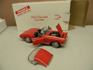 lot 23 image: THE DANBURY MINT 124 SCALE 1962 CHEVROLET CORVETTE - IN BOX - GREAT PIECE - SEE PICTURES