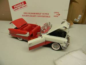 lot 24 image: THE DANBURY MINT 124 SCALE 1955 OLDSMOBILE SUPER EIGHTY-EIGHT CONVERTIBLE - IN BOX - GREAT PIECE - SEE PICTURES