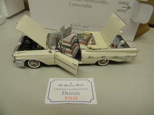 lot 33 image: THE DANBURY MINT 124 SCALE 1959 PONTIAC BONNEVILLE CONVERTIBLE - IN BOX - GREAT PIECE - SEE PICTURES
