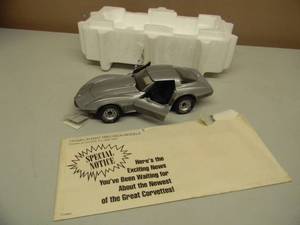 lot 43 image: THE FRANKLIN MINT 124 SCALE LIMITED EDITION 1978 CHEVROLET CORVETTE - IN BOX - GREAT PIECE - SEE PICTURES