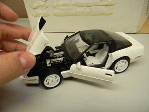 lot 44 image: THE FRANKLIN MINT 124 SCALE LIMITED EDITION 1988 CHEVROLET CORVETTE - IN BOX - GREAT PIECE - SEE PICTURES