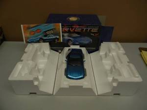 lot 59 image: THE FRANKLIN MINT 124 SCALE 1999 CHEVY CORVETTE HARDTOP - IN BOX - GREAT PIECE - SEE PICTURES