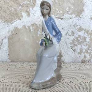 Lladro Girl with Lilies Sitting